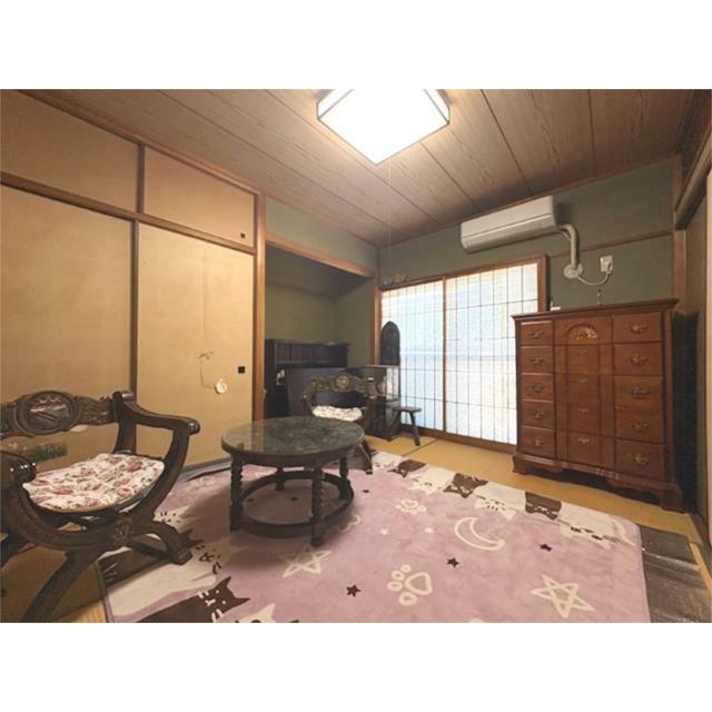 趣のある和室は、落ち着いた雰囲気の中でくつろぎの時間を過ごせます。障子から差し込む柔らかな光が心地よ