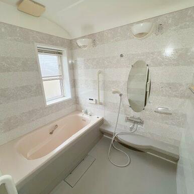 浴室！丸い鏡とグレーのアクセントでオシャレな空間になっています！