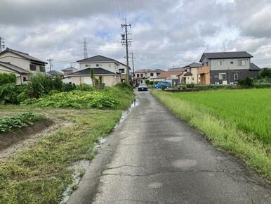 前面道路写真。前面道路の交通量は少目です。