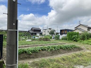 間口も広く、駐車場スペースも十分に確保できます。