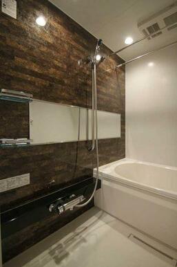 【浴室】浴室乾燥機を設置しております。雨の日でも洗濯物を干すことができます。