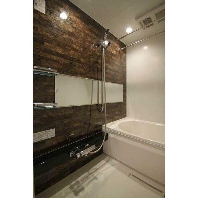 【浴室】浴室乾燥機を設置しております。雨の日でも洗濯物を干すことができます。