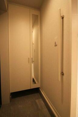 【玄関】玄関前は姿見がございます★