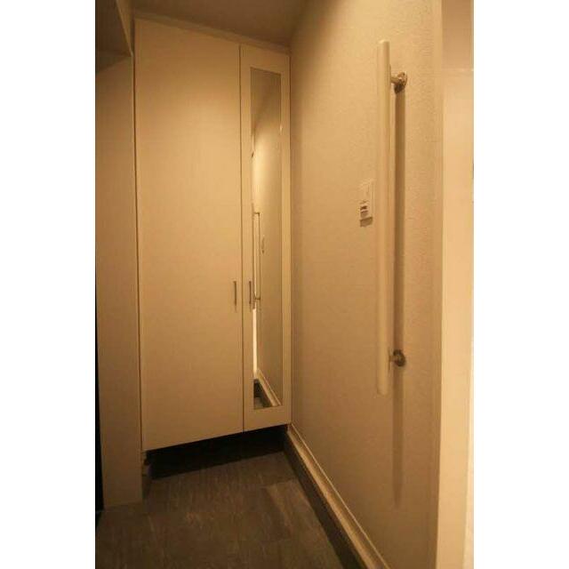 【玄関】玄関前は姿見がございます★