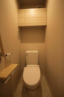 【トイレ】温水洗浄機能付きです☆　上部にはペーパーストック可能な棚が御座います☆