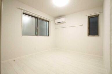 【洋室】６．２帖の洋室となっております。角部屋の為、２面採光となっております。照明もエアコンも付い…