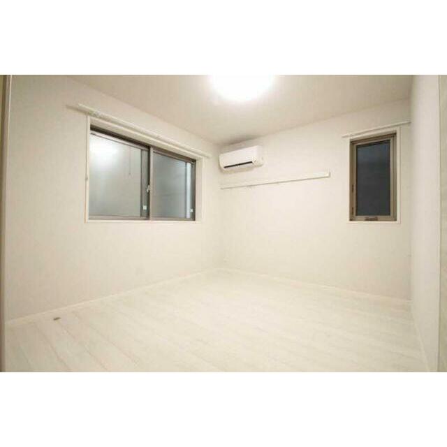 【洋室】６．２帖の洋室となっております。角部屋の為、２面採光となっております。照明もエアコンも付い…