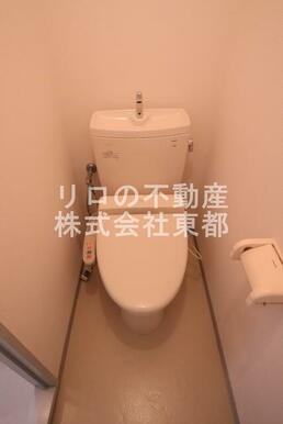 白を基調とした空間で清潔感のあるトイレです♪