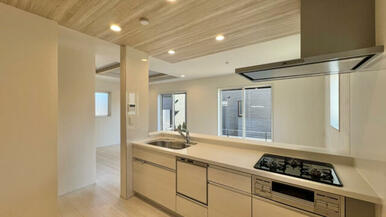 対面オープンキッチンですので、台所からお子様を見守れます！