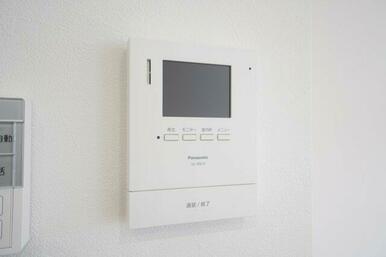 液晶モニター付きインターホンで来客を確認できます。