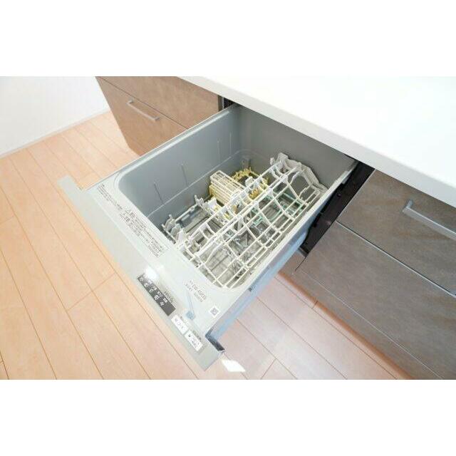 キッチンにはビルトイン食器洗浄乾燥機がついています。面倒な食器洗いもお任せ♪