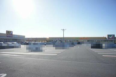 スーパー：ヨークベニマル佐野田島町店まで車で３分（１．０ｋｍ）【営業時間】９：３０～２２：００　※…