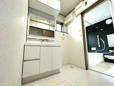 独立洗面台あり、毎朝おしゃれに忙しい女性の方におすすめです