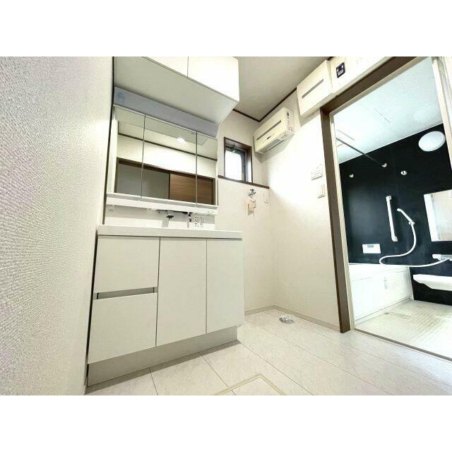 独立洗面台あり、毎朝おしゃれに忙しい女性の方におすすめです