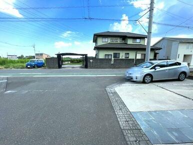 前面道路含む現地写真です