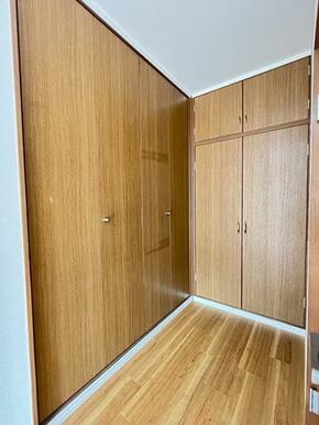 「2階南西洋室」大容量の収納スペースがございます。