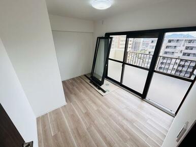 LDK側洋室　※インプラス窓は設置予定です