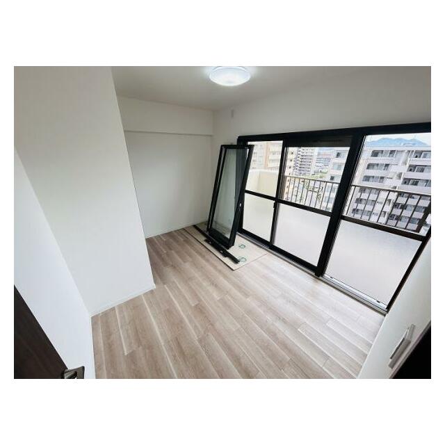 LDK側洋室　※インプラス窓は設置予定です