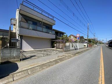 前面部分を道路から撮ってみました