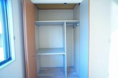 ■収納■北側洋室にも収納が！！中段、枕棚＋ハンガーパイプ付き！