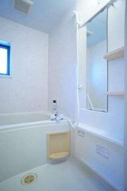 ■浴室■換気と採光を考慮した小窓付きの明るく、清潔感あるバスルーム♪明るい雰囲気の浴室は一日の疲れ…