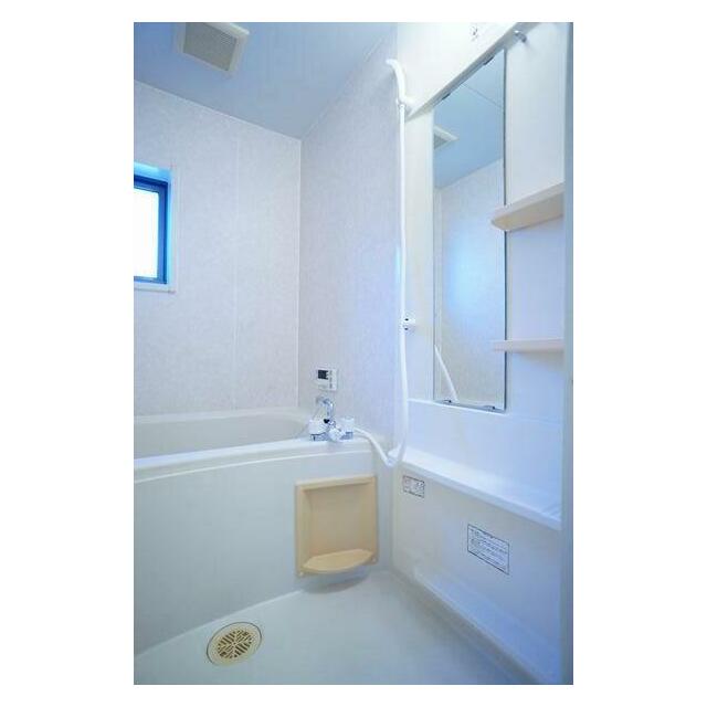 ■浴室■換気と採光を考慮した小窓付きの明るく、清潔感あるバスルーム♪明るい雰囲気の浴室は一日の疲れ…