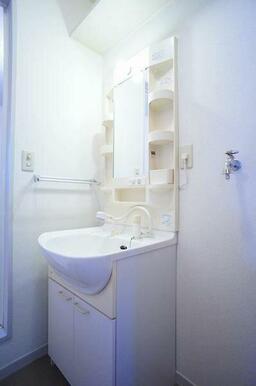 ■洗面脱衣所■忙しい朝の洗髪に大助かりの洗髪洗面化粧台と棚を配した洗面脱衣所♪上部には棚を設けてお…