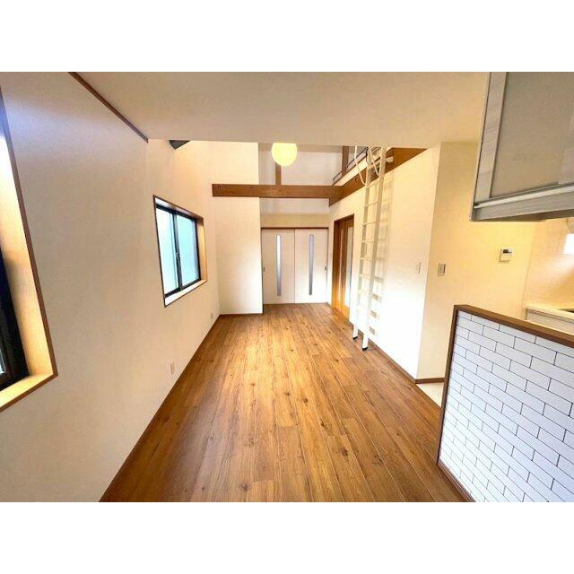 南側と西側に窓があり明るいお部屋です。吹き抜け天井に梁型がありおシャレな造りになっています。