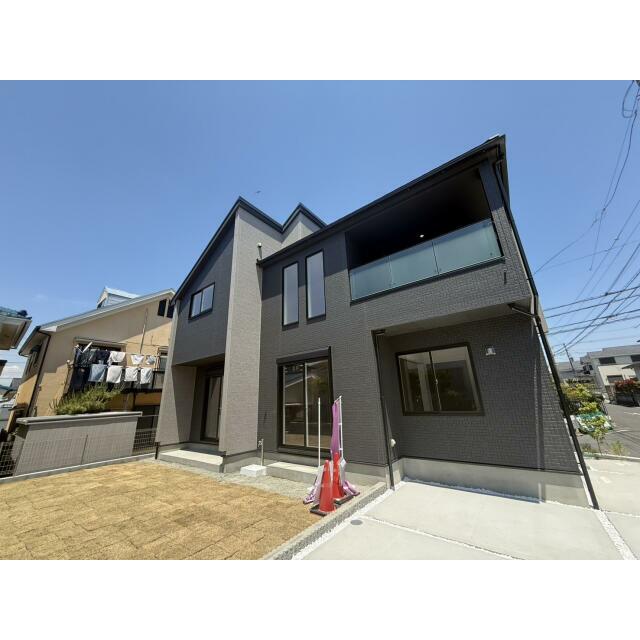 開放感ある南東＋北東の角地。前面6m・4m道路＆駐車2台OK。前面道路は約4.5mと約6.4mの生活道路で、交通量