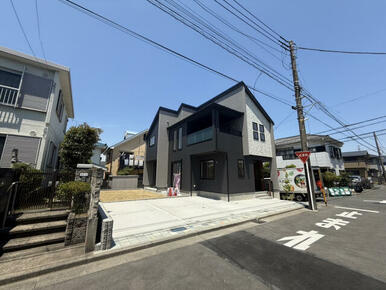 前面道路は約4.5mと約6.4mの生活道路で、交通量が少なく落ち着いた住環境。