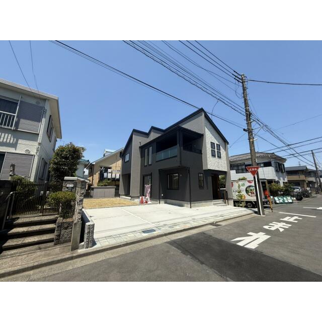 前面道路は約4.5mと約6.4mの生活道路で、交通量が少なく落ち着いた住環境。