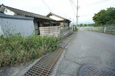 前面道路含む現地写真です
