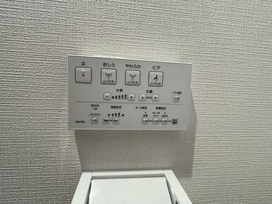 「トイレ」温水洗浄機能がついています。