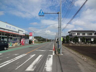 北西側公道（３４９旧道）より北東方向を撮影！