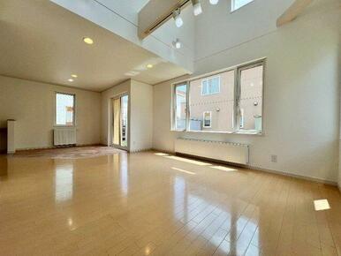 広々としたLDKは家具の配置など楽しめます。