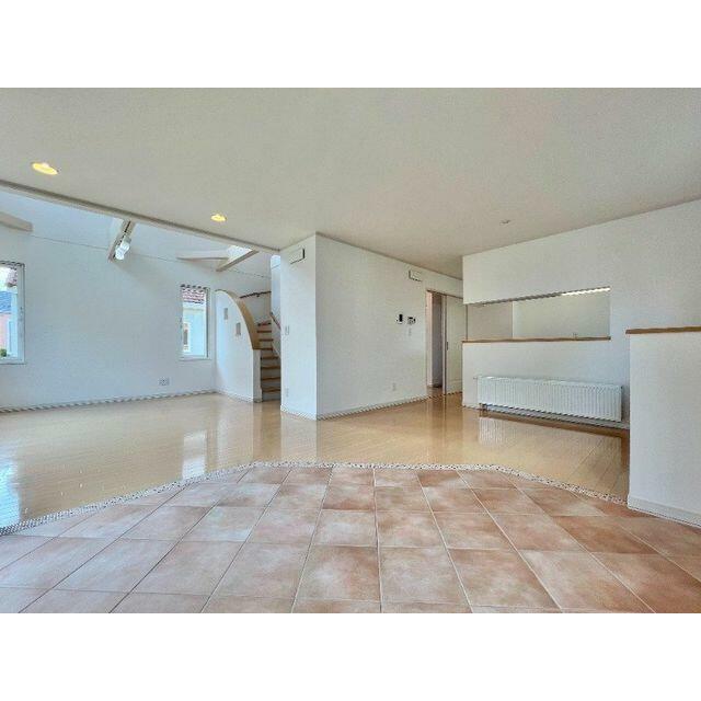 広々としたLDKは家具の配置など楽しめます。