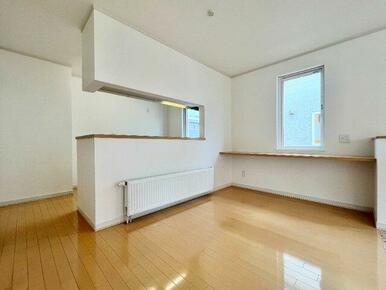 キッチンで作業しつつ、カウンターで勉強するお子さんを見守ることができます。