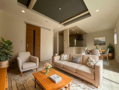 【リビング】ゆったりリビング！シャッター、折上天井と設備も充実です♪