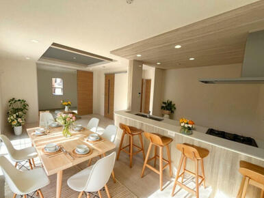 【リビング】ゆったりリビング！シャッター、折上天井と設備も充実です♪