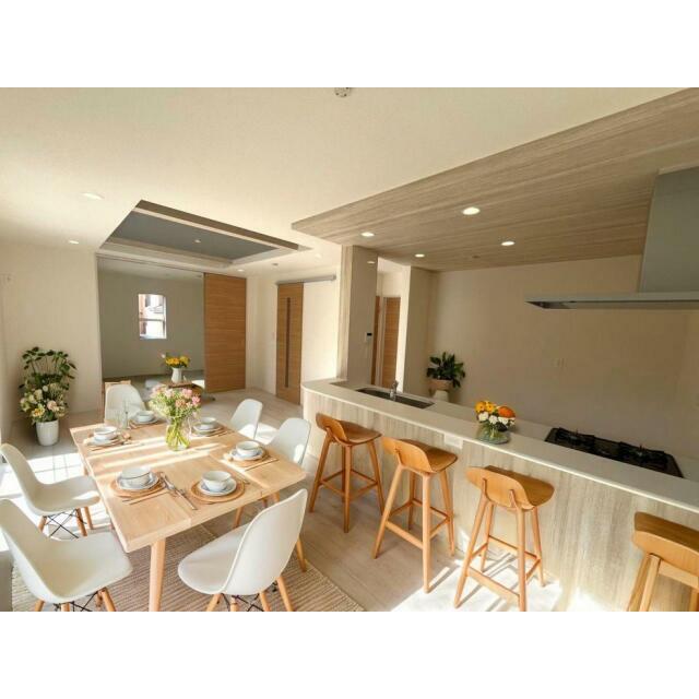 【リビング】ゆったりリビング！シャッター、折上天井と設備も充実です♪