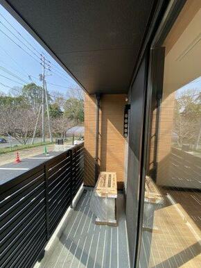 暖かな日差しのふりそそぐバルコニー