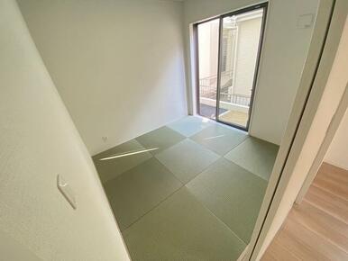 リビングの横には和室があります。 和室はお子様のお昼寝や遊ぶスペースにもちょうどいいです☆