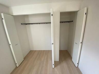 8帖の洋室にはクローゼットが2つ！ 夏服と冬服に分けて収納してもいいですね♪