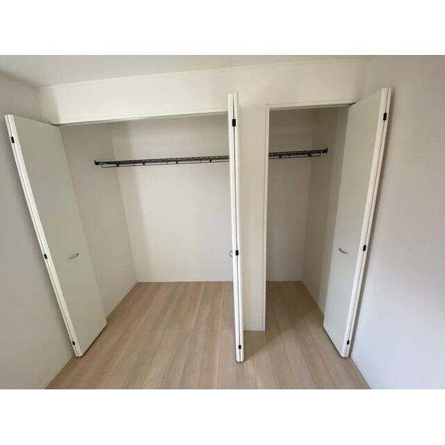 8帖の洋室にはクローゼットが2つ！ 夏服と冬服に分けて収納してもいいですね♪