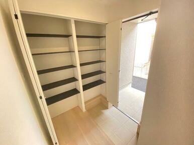 玄関には大容量の下駄箱あり！ ご家族全員の靴を入れても余裕がありそうですね！