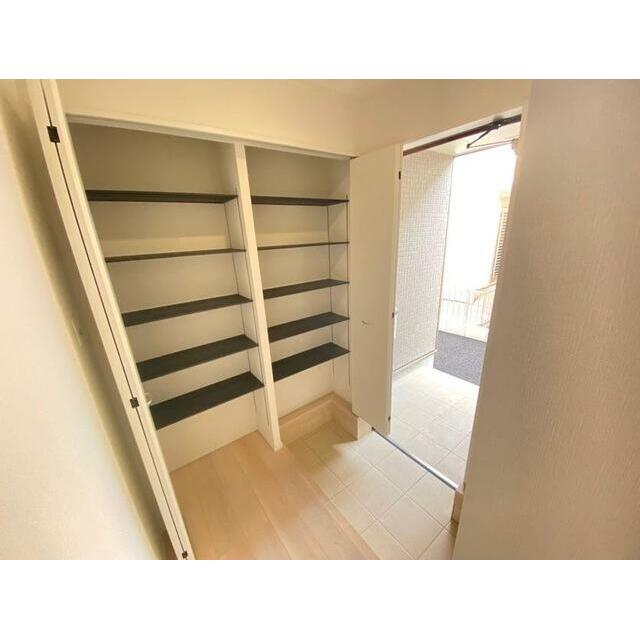 玄関には大容量の下駄箱あり！ ご家族全員の靴を入れても余裕がありそうですね！