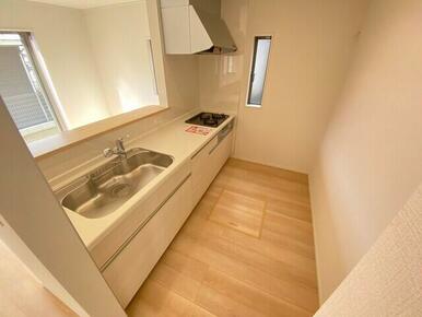 料理がしやすい広々キッチン！浄水器内蔵です☆ 伸びるシャワーヘッド付きの蛇口 キッチンには便利な床下収