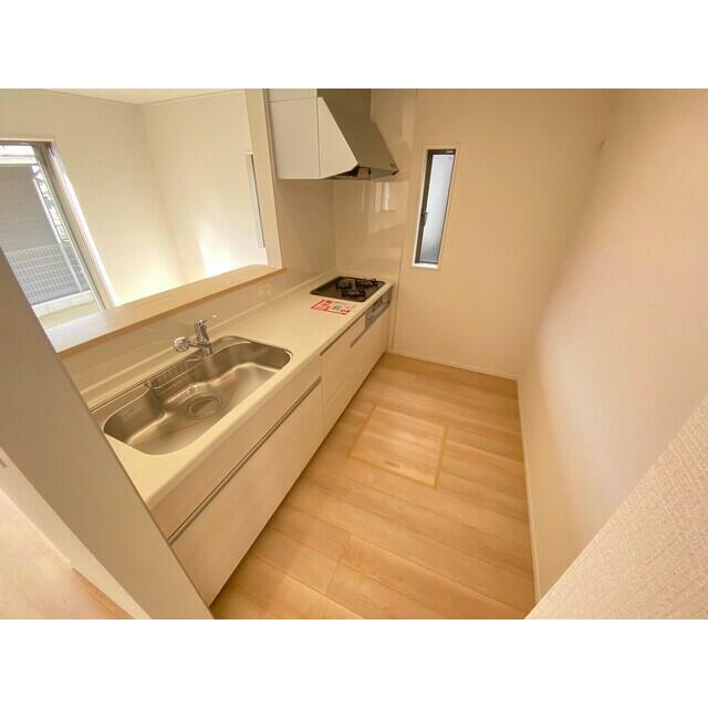 料理がしやすい広々キッチン！浄水器内蔵です☆ 伸びるシャワーヘッド付きの蛇口 キッチンには便利な床下収