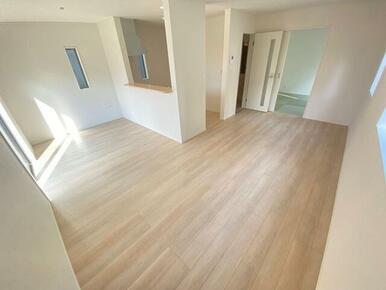 16.5帖の明るいリビングです。 カウンターキッチンなので家事をしながらご家族の様子が見渡せます☆