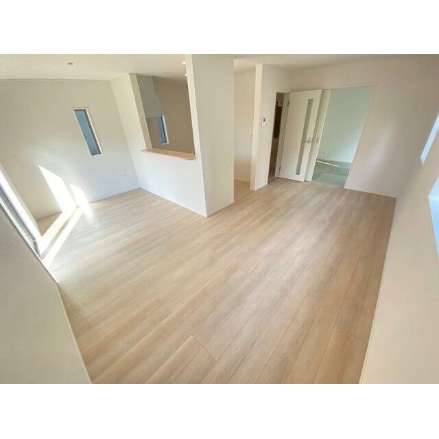 16.5帖の明るいリビングです。 カウンターキッチンなので家事をしながらご家族の様子が見渡せます☆